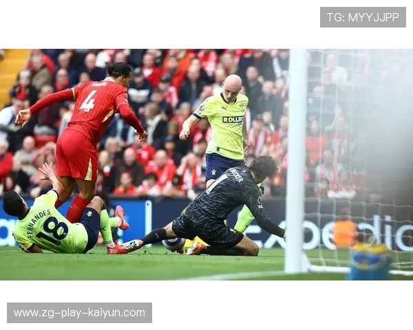 利物浦快速边路推进，迪亚斯抽射太正